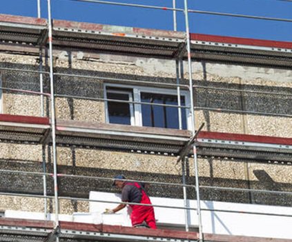 Foto Die EU will alte Geb�ude europaweit instand setzen. Urspr�nglich sollten die energetisch schlechtesten H�user saniert werden. Davon sind die EU-Gesetzgeber nun abger�ckt.<br>Die Details finden Sie <a target="_blank" href="https://www.handelsblatt.com/politik/international/energieeffizienz-eu-schwaecht-pflicht-zur-gebaeudesanierung-ab/29472660.html?utm_medium=sm&utm_source=Instagram&utm_campaign=post&utm_content=ne&utm_term=organisch&xing_share=news" jqte-setlink="">hier</a>.