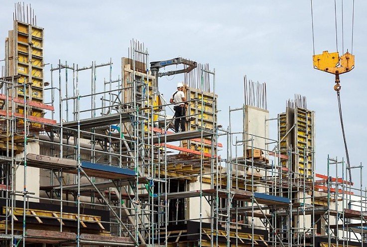 Foto Seit dem rasanten Zinsanstieg k�nnen sich viele Menschen den Kauf einer Wohnung oder eines Hauses nicht mehr leisten. Nun haben sich die Bauzinsen bei mehr als vier Prozent eingependelt - und sie k�nnten nach Ansicht von Experten noch anziehen. Weitere Details finden Sie <a target="_blank" href="https://www.capital.de/immobilien/-entspannung-nicht-absehbar---warum-die-bauzinsen-hoch-bleiben-33958990.html">hier</a>.
