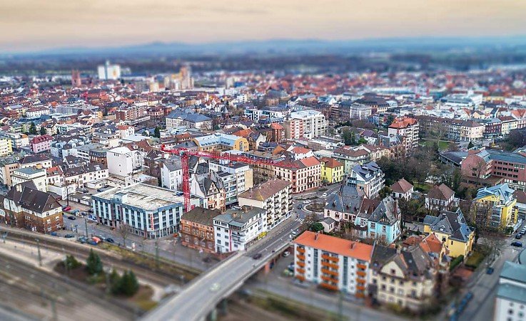 Foto Eigent�mern vor allem der Innenausbau, Photovoltaik und das Thema Heizung auf der Agenda. Die meisten wollen mit Modernisierungsma�nahmen ihre Energiekosten senken. F�r die Umsetzung nimmt der Gro�teil einen Kredit auf.