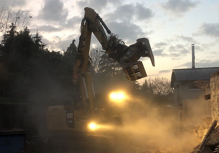 Foto Das Heizungsgesetz bringt 2024 weitere Neuerungen f�r Hausbesitzende<br>F�r einige Hauseigent�merinnen und -eigent�mer steht eine neue Heizung wohl zun�chst erstmal nicht an � denn �l- und Gasheizungen, die bereits eingebaut und in Betrieb sind, d�rfen bis auf wenige Ausnahmen vorerst weiterlaufen. Auch eine Reparatur ist weiterhin erlaubt. Eine Ausnahme sind Heizungen, die �lter als 30 Jahre sind. Sie m�ssen ausgetauscht werden.<br><br>Die neuen Vorgaben des Heizungsgesetzes gelten ab n�chstem Jahr zun�chst nur f�r Neubauten. Deren Heizungen m�ssen dann zu 65 Prozent mit erneuerbaren Energien betrieben werden. Das kann durch den Einbau einer W�rmepumpe erreicht werden. Es stehen aber auch noch andere Heizl�sungen wie etwa eine Pelletheizung oder Solarthermie zur Verf�gung. Dennoch k�nnten durch die neue Fassung des GEG f�r einige Hausbesitzende Sanierungsarbeiten anstehen. Grund daf�r ist, dass bereits 2024 folgende Regelungen in Kraft treten:<br><br>Regelm��ige �berpr�fung von W�rmepumpen durch einen Fachmann oder eine Fachfrau.<br>Auch Heizanlagen m�ssen fristgerecht �berpr�ft werden.<br>Die rechtzeitige Durchf�hrung von Optimierungsma�nahmen.<br>Bei H�usern mit mehr als sechs Wohnungen muss ein hydraulischer Abgleich des Heizsystems erfolgen.<br>Der Austausch von Heizkesseln nach 30 Jahren Betriebszeit.<br>Geschossdecken m�ssen ged�mmt werden.<br>Auch Rohrleitungen (Kalt- und Warmwasser) m�ssen ged�mmt werden (Oberfl�chentemperatur h�chstens 40 Grad).<br>Dasselbe gilt f�r Rohre von L�ftungs- und Klimaanlagen (Oberfl�chentemperatur nicht �ber 10 Grad).<br>Bei Nichteinhalten der neuen Vorschriften k�nnte es teuer werden. Wie die Verbraucherzentrale informiert, werden Verst��e als Ordnungswidrigkeit geahndet. Die Strafen k�nnen bis zu 50.000 Euro betragen.<br><br>Die neuen Pflichten f�r Hausbesitzende k�nnten eine Sanierung n�tig machen<br>Die entsprechenden, eventuell n�tigen Umbauten durchzuf�hren ist also die bessere Wahl. Aber auch diese Ma�nahmen k�nnen signifikante Investitionen n�tig machen. Die Regierung bietet jedoch einige M�glichkeiten an, F�rderung f�r energieeffiziente Sanierungen zu bekommen.<br><br>Wir k�nnen bei der Sanierung helfen, sprechen Sie uns gerne an.<br>