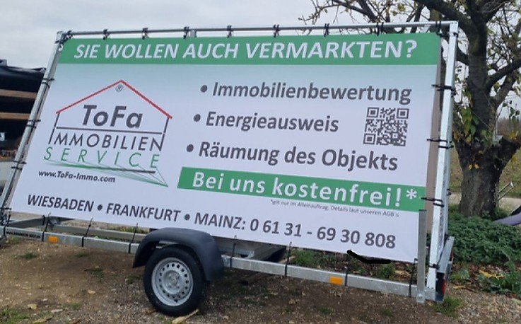 Foto Frische Neuzulassung, so darf er nun in die Werbung gehen. Unser alter Werbeanh�nger wurde leider geklaut, wir hoffen nun, dass durch Vorkehrungen dies nicht mehr passiert. Sollten Sie den Anh�nger aber sehen und Ihnen was "komisch" vorkommen, sind wir f�r jeden Tipp dankbar. In der Regel wird der Anh�nger von einem schwarzen Sprinter bewegt, aber grunds�tzlich steht der Anh�nger auf unserem Grundst�ck an der Auffahrt Saarstra�e Gonsenheim vor der Br�cke.