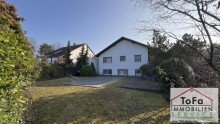Anscht vom Garten zum Haus rechts ToFa: EFH mit ger�umiger ELW und traumhaften Salzwasserpool im sch�nen S�d-West-Garten