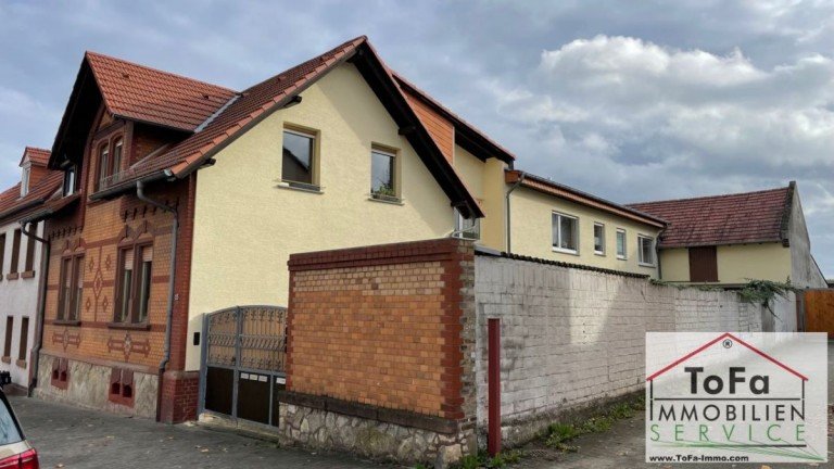 Ansicht von Stra�e Mainz Mehrfamilienhaus ToFa: Haupthaus mit Anbau (insg. 4 Einheiten) und Ausbaureserve in der gro�en Scheune