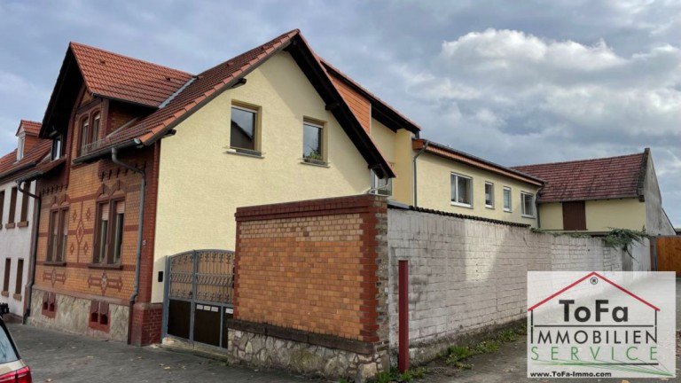 Ansicht von Stra�e Mainz Mehrfamilienhaus ToFa: Haupthaus mit Anbau (insg. 4 Einheiten) und Ausbaureserve in der gro�en Scheune