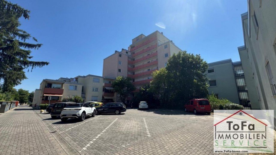 Parkplatz hinter dem Objekt Renditeobjekt Mainz