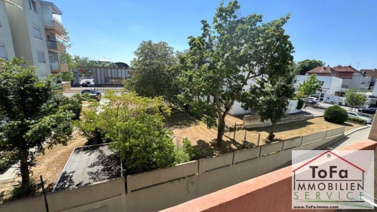 Balkonaussicht Mainz Renditeobjekt ToFa: frisch sanierte Balkonwohnung in toller Lage gegen�ber vom Rewe/Stra�enbahn