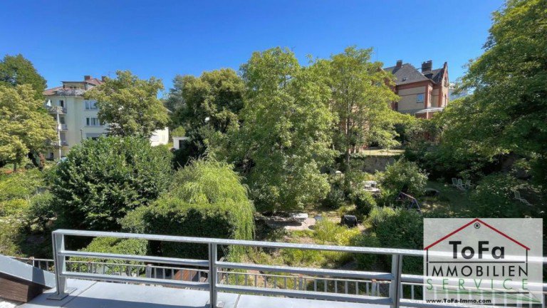 Blick ins Gr�ne Wiesbaden Dachgeschosswohnung ToFa: super sch�ne DG-Wohnung mit zwei Balkonen/EBK/gro�er Keller in kleiner Einheit- FREI
